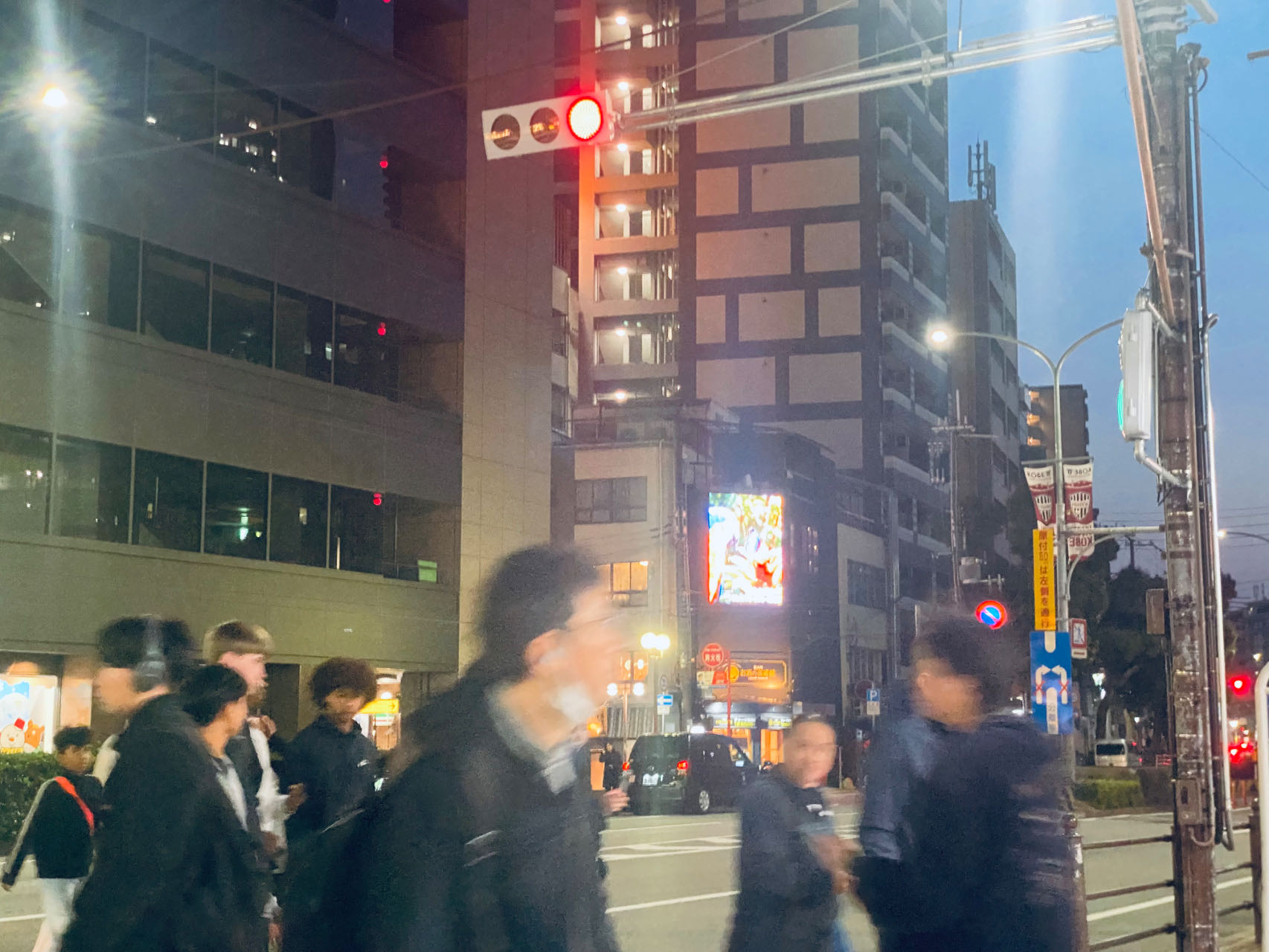元町駅西口付近・歩行者から見たDENVISION